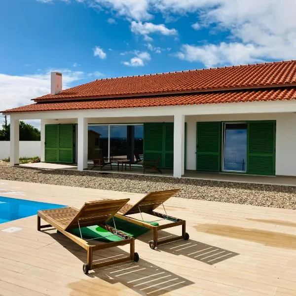 Casa Elo - Fresh-Built Home with Pool, hotel a Alcorochel