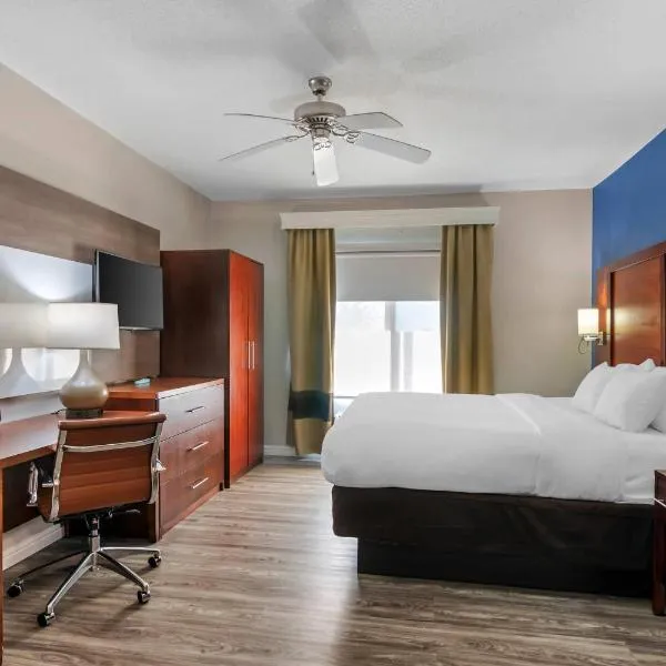 Comfort Suites St Charles-St Louis、セントチャールズのホテル