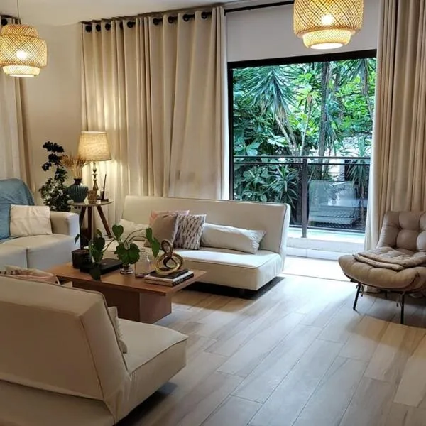 Spacious and comfortable Family apartment in Pitangueiras next to the beach، فندق في غوارويا