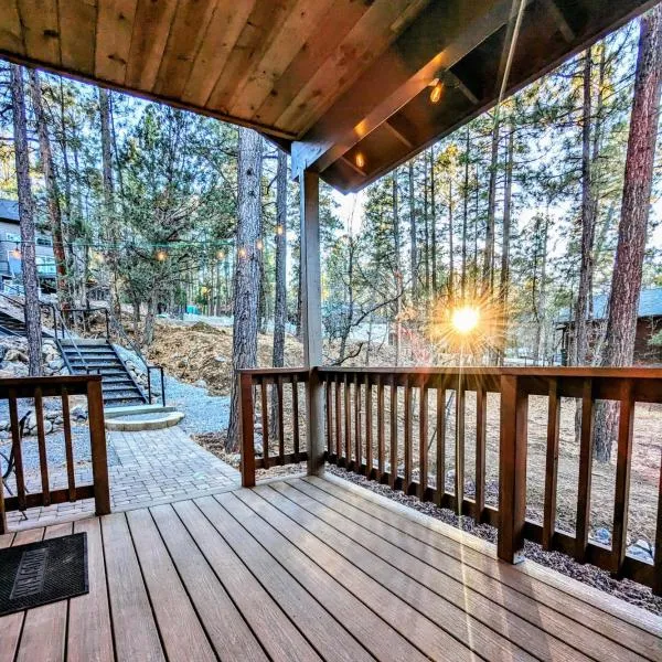 Relax & Recharge in Cozy Pinetop 2BR Retreat, hotel in Pinetop-Lakeside