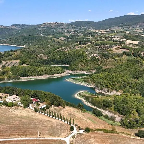 CASALE AL LAGO con PISCINA E SAUNA, hotell i Corbara