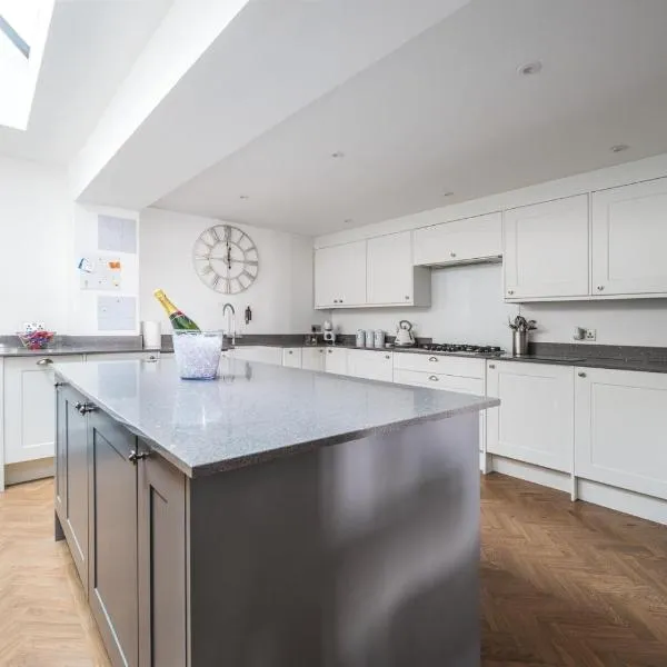 Seafront folkestone Sandgate channel tunnel - 5 star property Sleeps 12, khách sạn ở Sandgate