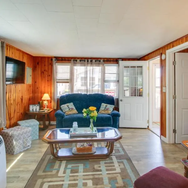 Cozy Hampton Cottage - Walk to Beaches and Marina!, hotel in Hampton