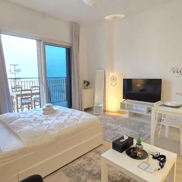 F1 - Lily Studio Waters Edge Yas Island Theme Parks, Canal and Pool View, hotel in Abu Dhabi