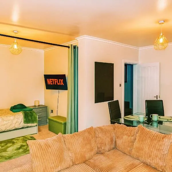 Spacious 3 Bedrooms 7 Beds Maisonette with 1 Bathroom 1WC 4 Smart TV's with Adaptable Lounge Area Tram access near Salford Quays and MCR City Centre، فندق في مانشستر