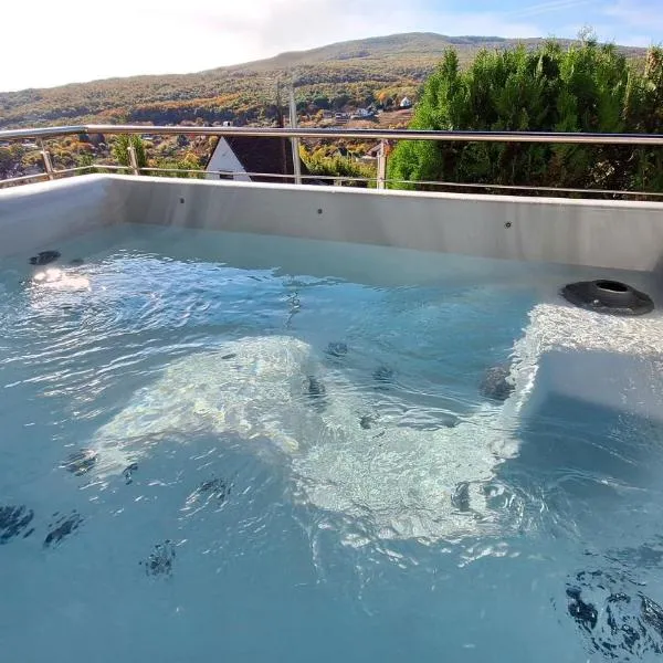 Hillside Cottage, hotel in Pécs