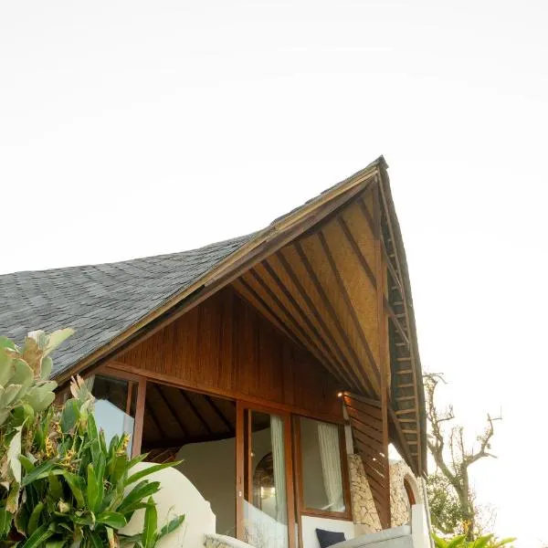 Kini Resort - Oceanfront Bamboo Eco Lodges、Sekongkangのホテル