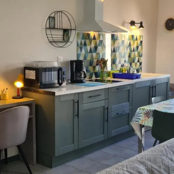 Maison Sabline 3 - T2 avec terrasse et parking 700m de l'océan - bébé bienvenu、Yvesのホテル