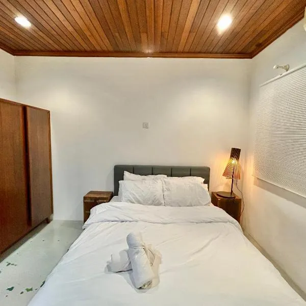 Chic Designer Bedroom in Shared Bungalow near LRT SS1 PJ, ξενοδοχείο σε Petaling Jaya