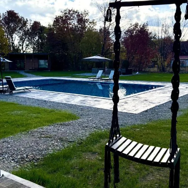 Badash Tiny Village - Tiny Houses with Heated Pool & BBQ, хотел в Половраги