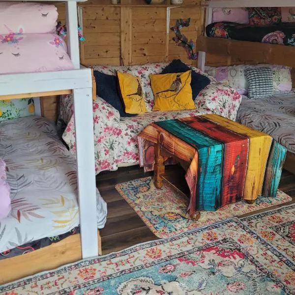 Shannon Estuary Glamping Budget-Sustainable-Biodiversity Habitat--Rustic-Countryside Holiday Accommodation, hotel v destinaci Effernan