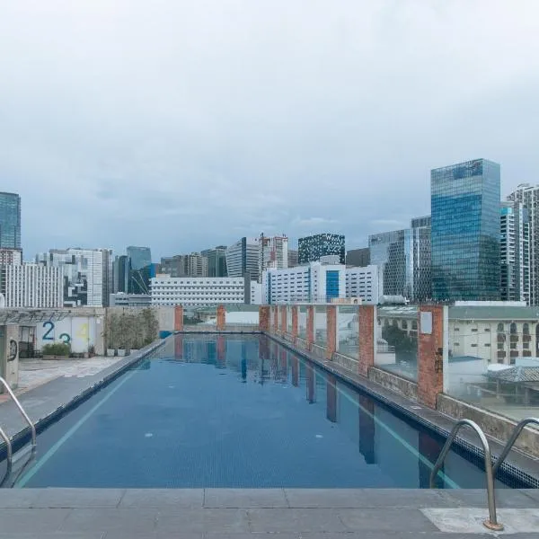 RedDoorz Premium at MyTown New York, hotel a Manila