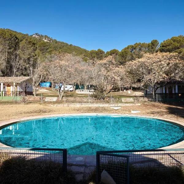 Camping Montillana con Bungalows, hotel i Hornos