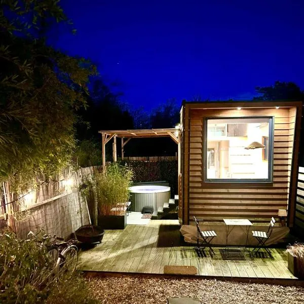 Cozy tiny house with jacuzzi , garden and free parking near Amsterdam, hotel v destinaci Vijfhuizen