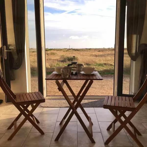 Pass the Keys Levante Coastal Cabin - Dungeness Sleeps 23，位于福克斯通的酒店