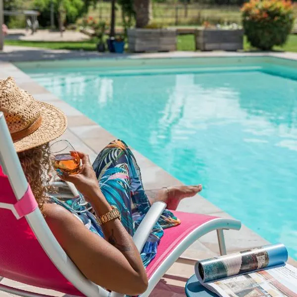 La Clé des Chaumes - Maison d'hôtes de charme avec piscine et bain nordique, hotel a Boisset-lès-Montrond