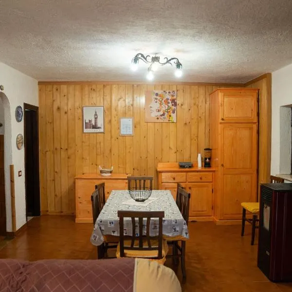 Chalet 4 Bdr 10 ospiti Parking Vasca idromassaggio, hotel a Serrone