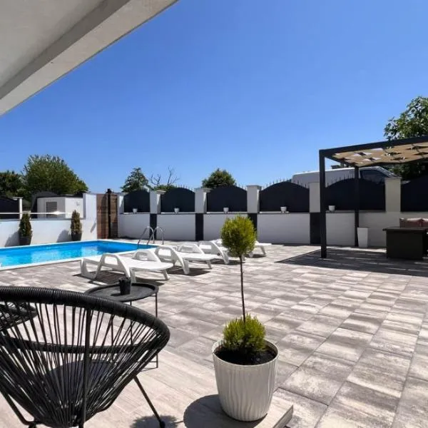 White house Paradise – hotel w mieście Bihać