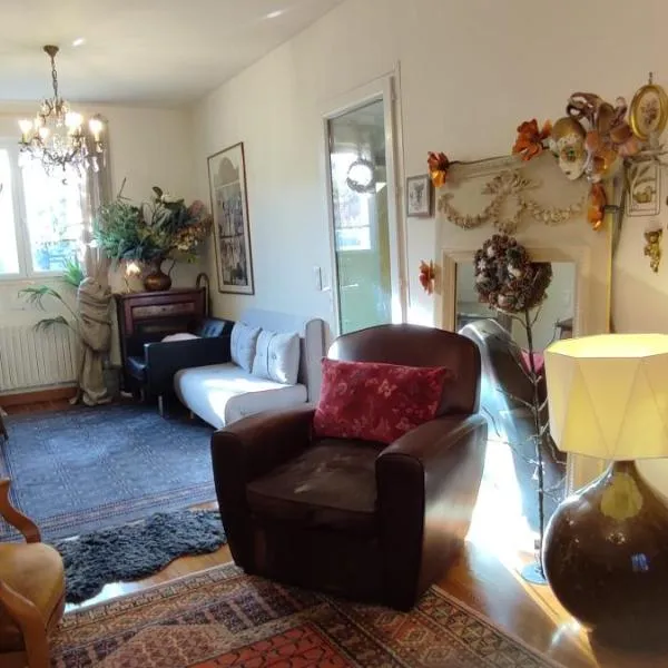 PARIS AUTHENTIC HOUSE Entier 1920's House Métro Line 7 For Groups, hotel v Paříži