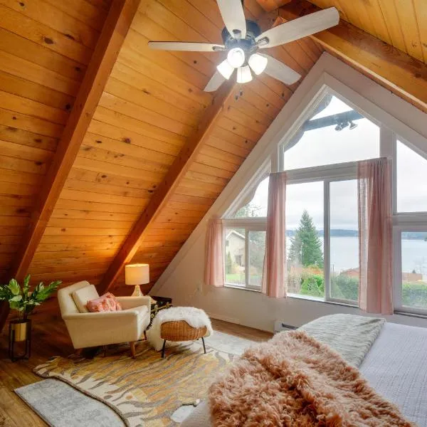 Coastal Cabin with Puget Sound and Rainier Views!, hotel in Allyn