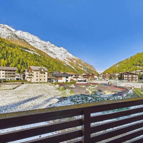 Family-friendly apartment with mountain views, khách sạn ở Saas-Grund