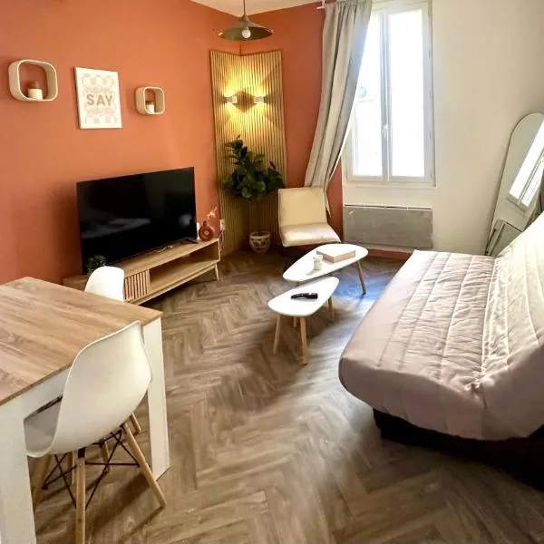 Jolie 2 pièces avec terrasse au centre-ville, proche gare, hotel in Narbonne