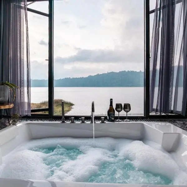 Lake-Front Luxury Villa, hotel em Bedugul