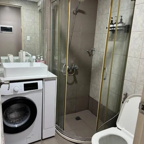 Monarch Parksuites staycation near Moa IKEA Solaire, hotell Manilas