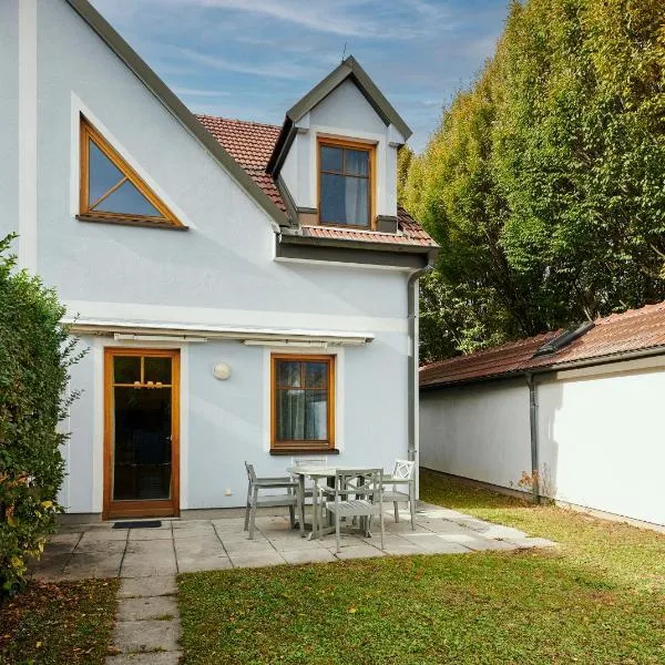 DAS BURGENNEST, Bademantelgang zur Therme Lutzmannsburg, Garten, Parkplatz، فندق في لتزمانسبرغ