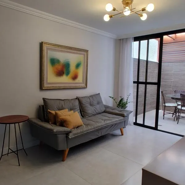 Excelente apartamento com vaga garagem a 50 metros da orla da Praia do Morro Guarapari, hotel en Guarapari