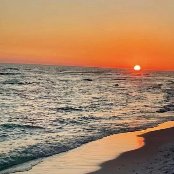 Destin Holiday Beach Resort, hotel in Destin