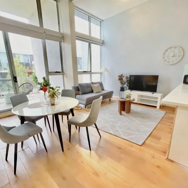 Modern Two-Level Apartment in the Heart of Epping, hotel en Epping