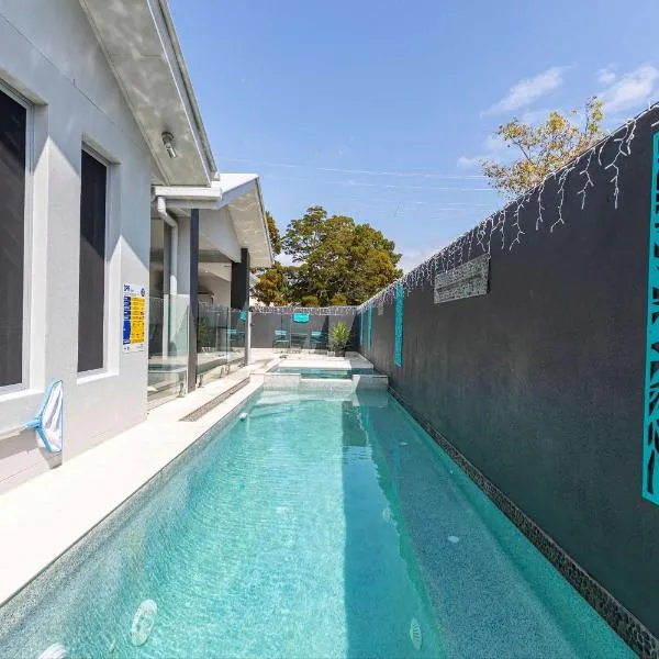 Bribie Breeze Family Retreat with Pool & BBQ, hotel v destinaci Bongaree