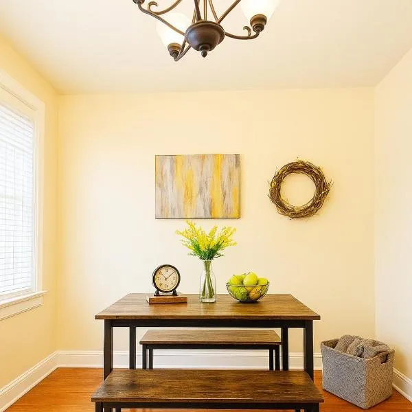 Near Stadiums and Downtown in Peaceful Neighborhood, hotel in Baltimore