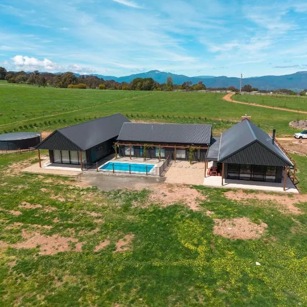 Half Mile High - Merrijig - Sleeps 10, хотел в Barwite