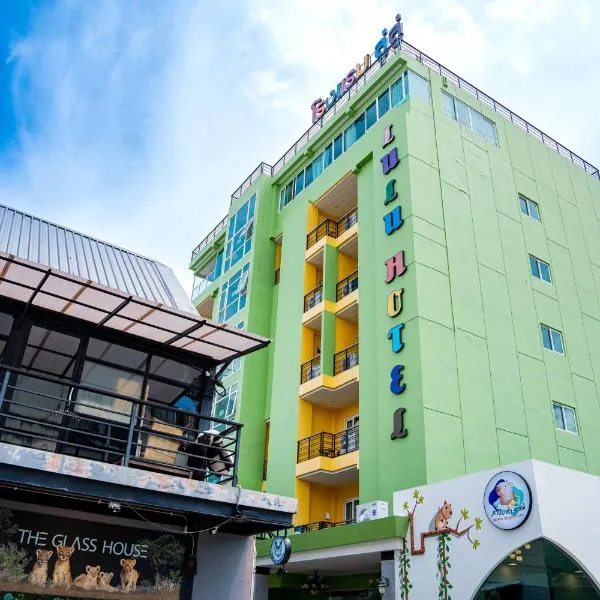 Lulu Hotel at The Glasshouse Lion Café, hotel in Ban Sire