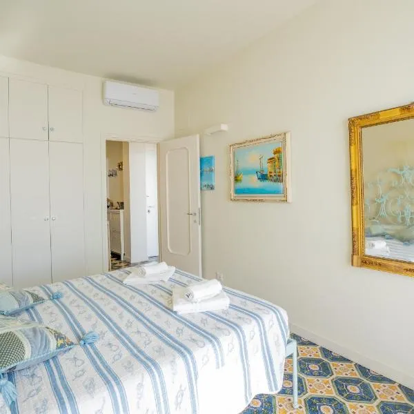 Villa Liliana - Stella Marina - Trilocale Elegante con Balcone Vista Mare - Accesso Diretto alla Spiaggia, hotel em Varigotti