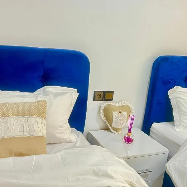 Magnifique maison famiiale moderne spacieuse de 150 m Avec de 3 chambres ,confortables et d un grand salon et terrasse, Idealement situee a 9 min du centre-ville elle se trouve à proximite de la route principale menant a l aeroport Berkane et Saidia, hotel in Oujda