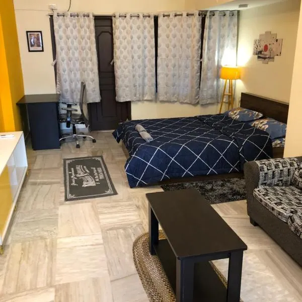 Cozy room at The Hole In The Wall Cafe Indiranagar - 1, Hotel in Bangalore