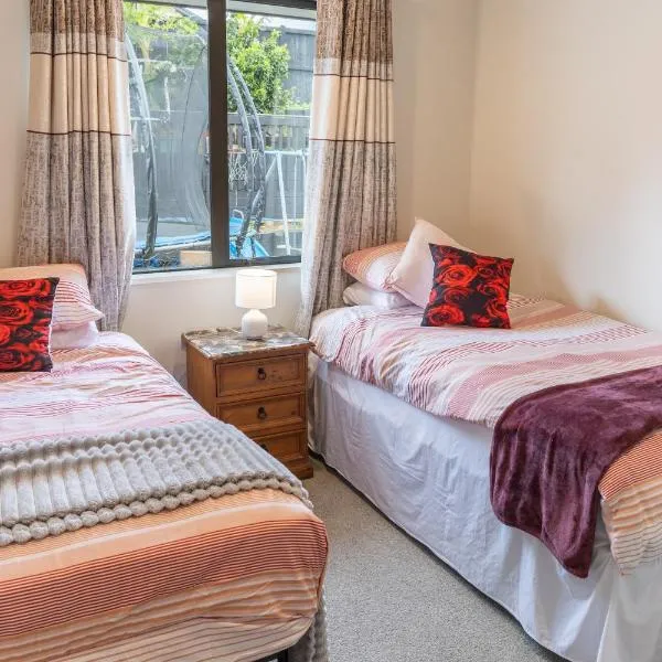New two Bedroom house attached to main house, hotel a Pukekohe East