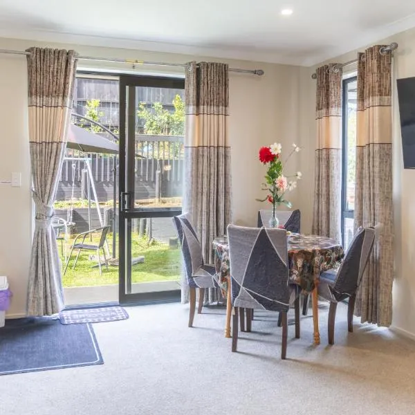 New two Bedroom house attached to main house, hotel a Pukekohe East