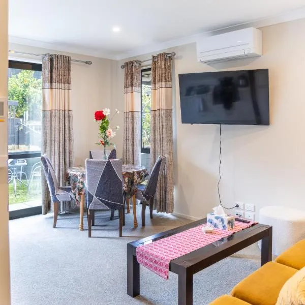 New two Bedroom house attached to main house, hotel in Pukekohe East