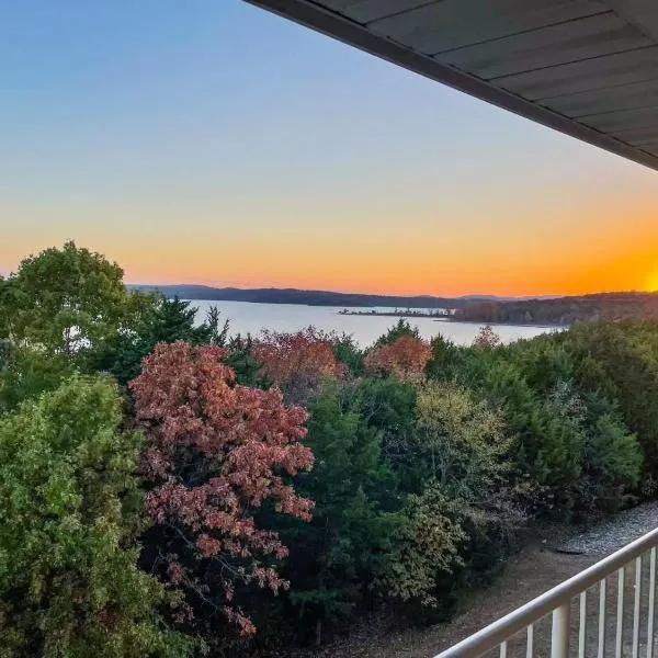 Sunset Daydream - Elegant Condo on Table Rock, hotell i Branson