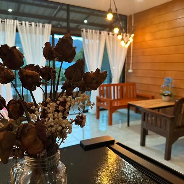 Pharit guesthouse, hotel a Pai