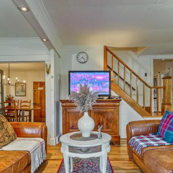 Family Summer House in the Eastern Townships, hotel v destinaci Ayer's Cliff