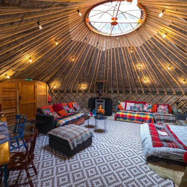 Giant Yurt Sleeping 8 with Spa, Catering, Walled Gardens, Nature Reserve, Free Parking, hotel in Scunthorpe