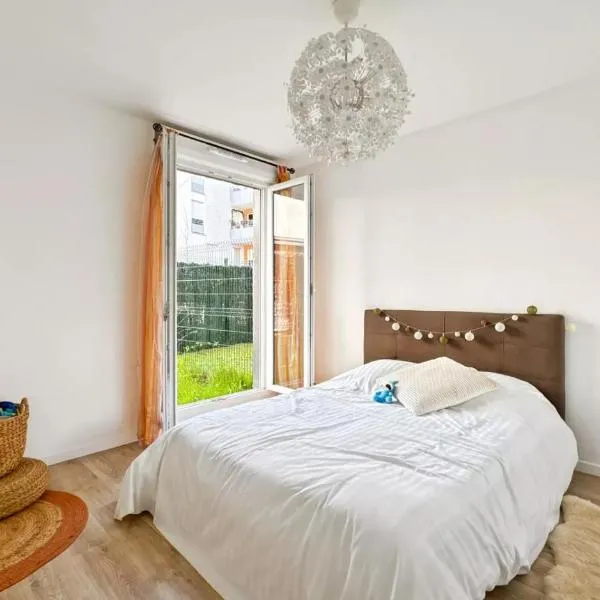 Cocon avec petit jardin centre Bondy, hotel i Bondy