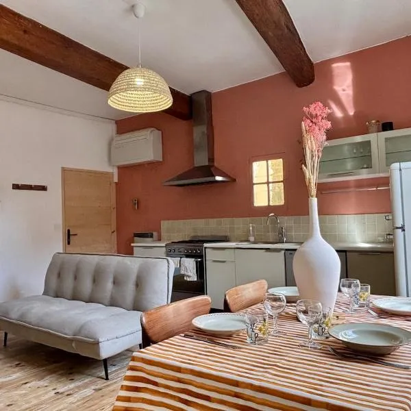 Viesnīca Arles et son jardin d'été pilsētā Arla