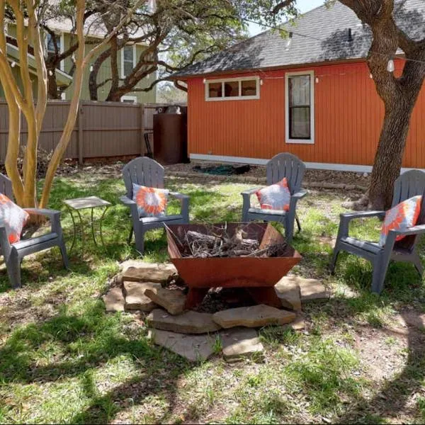 Lake Travis Retreat with Spacious Outdoor Areas, hotel di Austin