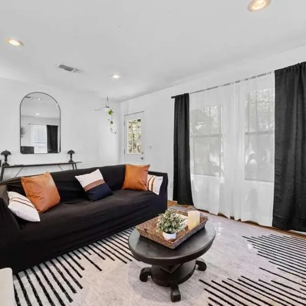 Lake Travis Retreat with Spacious Outdoor Areas, hotel v mestu Austin